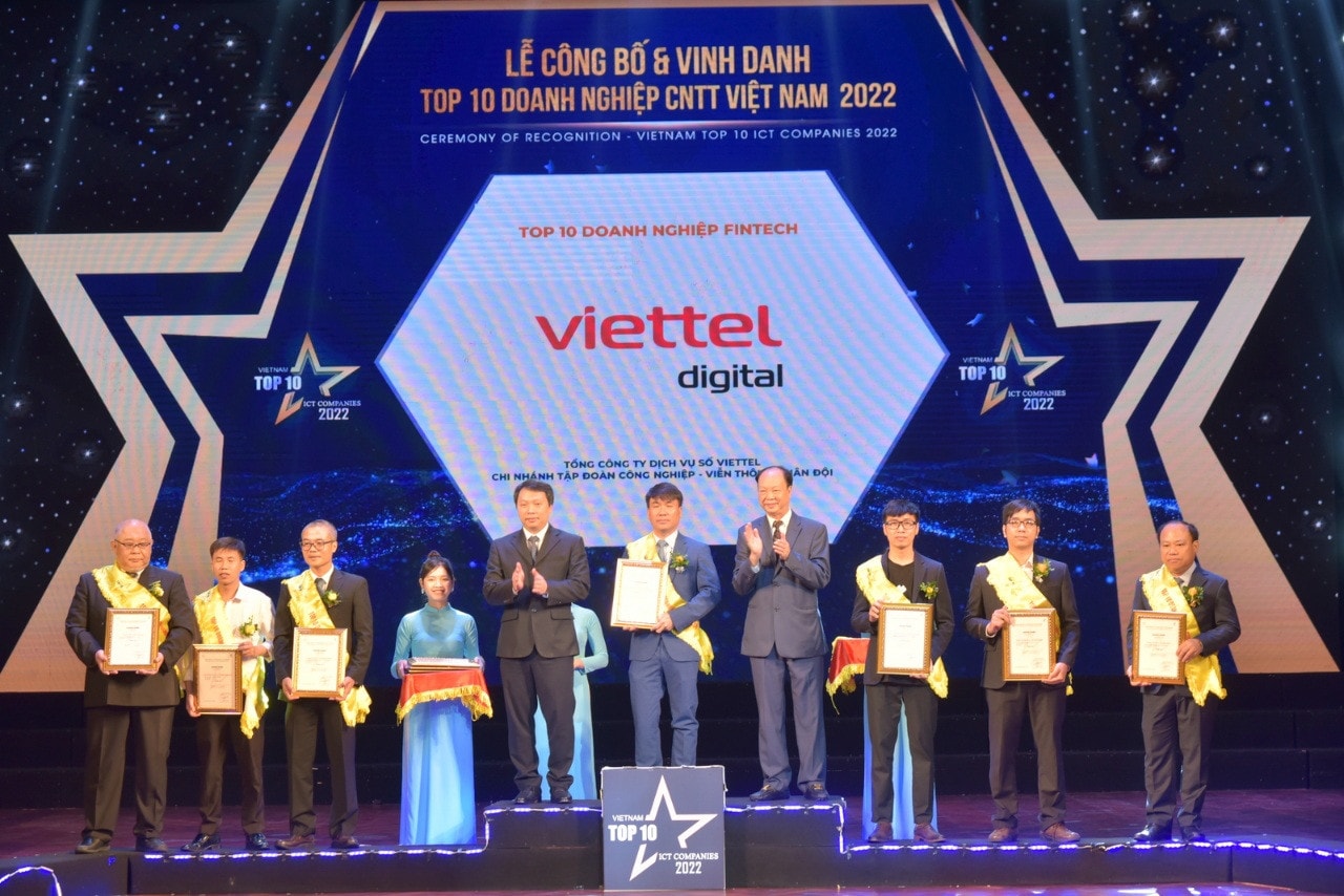 Đại diện Viettel tại Lễ trao giải thưởng TOP 10 Doanh nghiệp công nghệ thông tin (CNTT) Việt Nam 2022 Viettel đứng đầu Top 10 doanh nghiệp công nghệ thông tin Việt Nam 2022 -0
