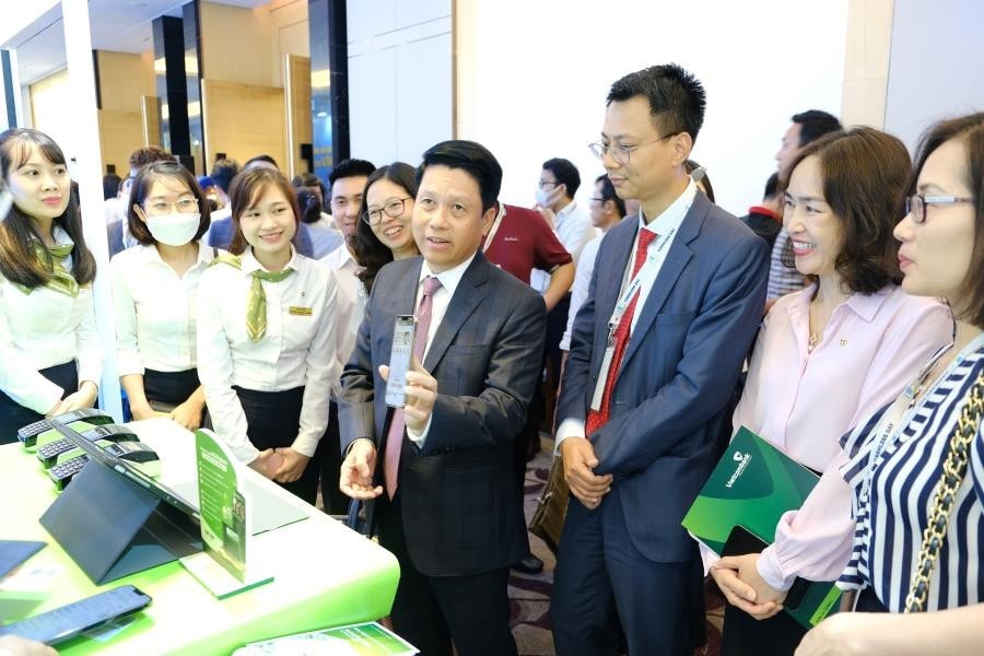 Phó Thống đốc NHNN Phạm Tiến Dũng (thứ 4 từ phải sang) trải nghiệm dịch vụ ngân hàng số của Vietcombank 