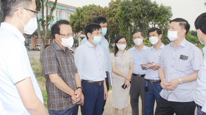 Đoàn giám sát chuyên đề HĐND tỉnh Nghệ An khảo sát một số dự án chậm tiến độ tại thị xã Cửa Lò Ảnh: Mai Hoa