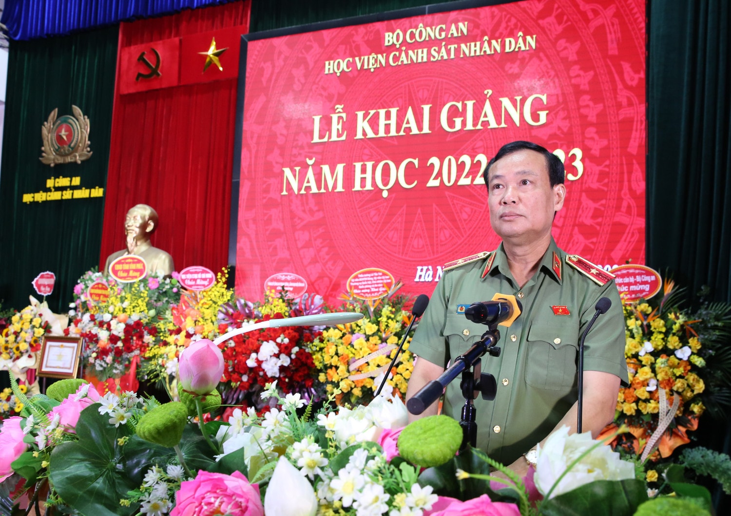 Chủ nhiệm Ủy ban Quốc phòng và An ninh, Thiếu tướng Lê Tấn Tới phát biểu
