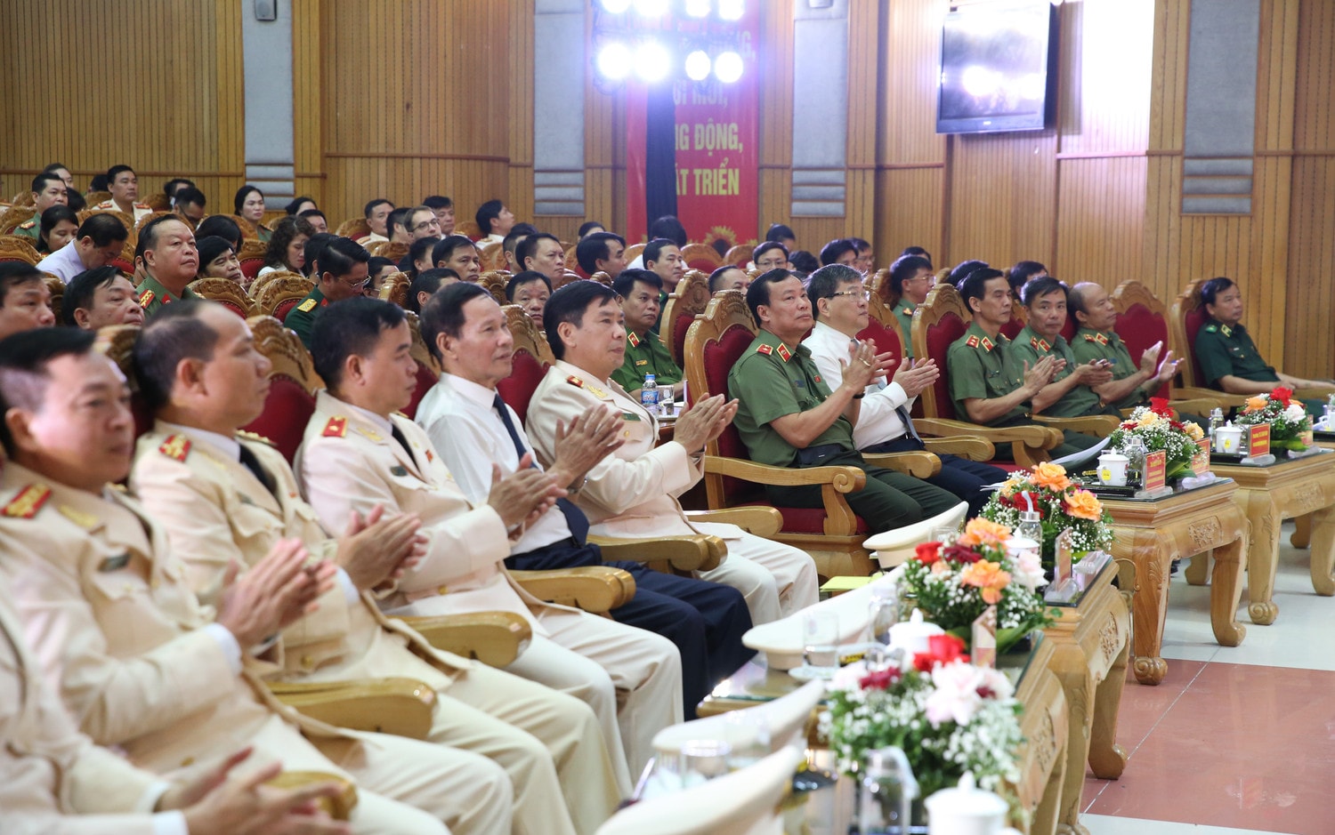 Các đại biểu tham dự Lễ khai giảng