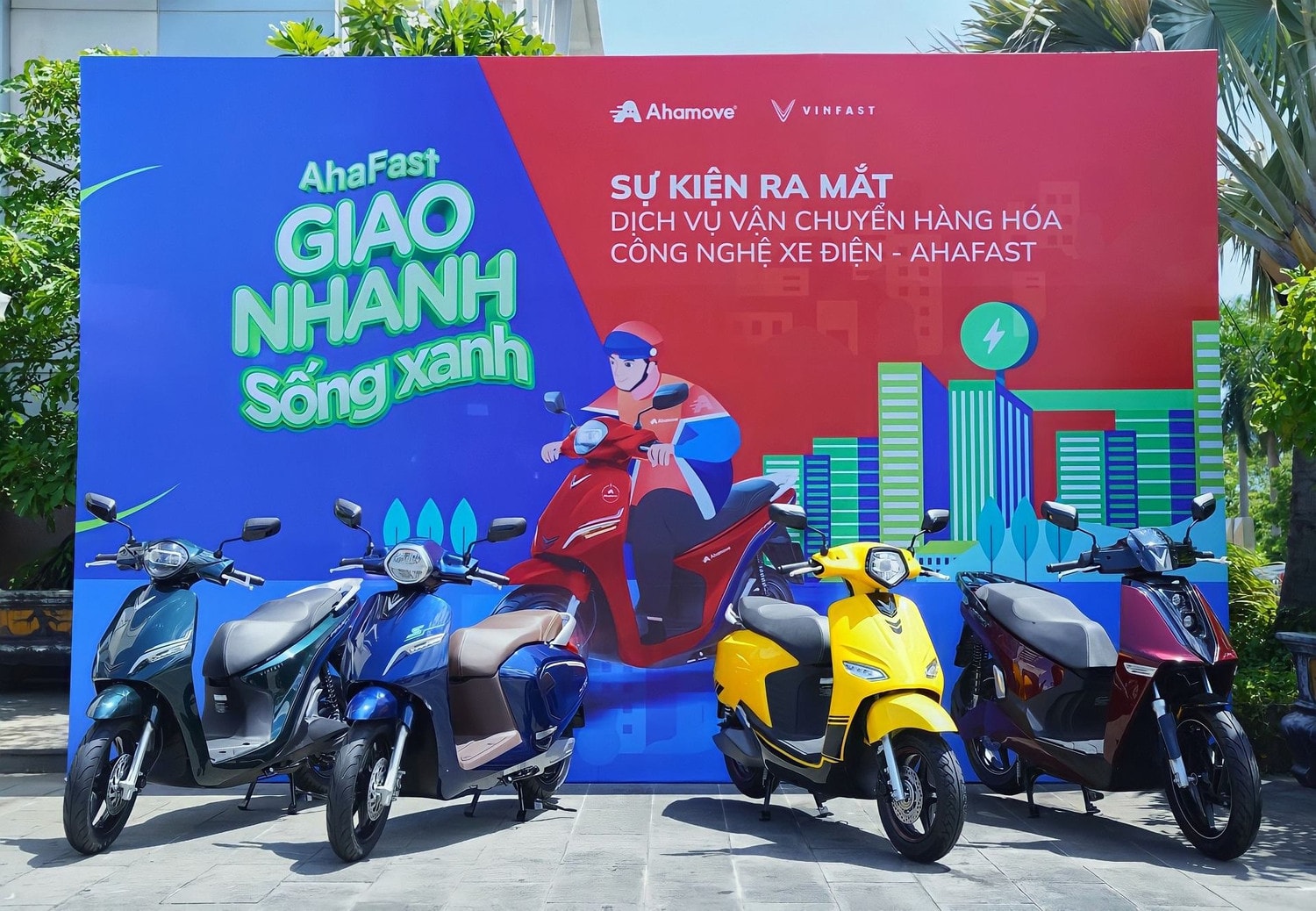 VinFast hợp tác Ahamove ra mắt dịch vụ vận chuyển hàng hóa trên nền tảng công nghệ bằng xe máy điện AhaFast -0