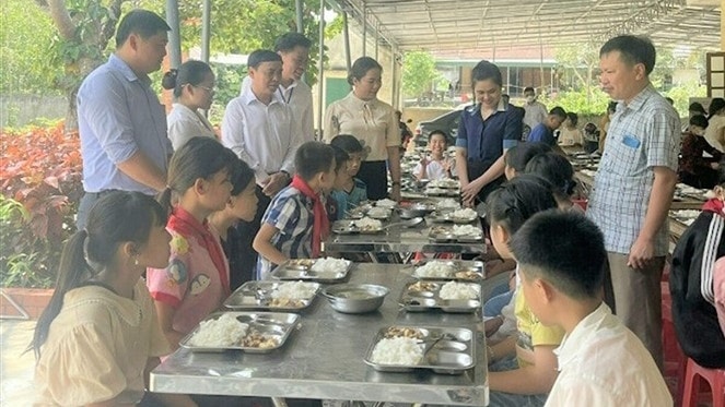 Ban Dân tộc HĐND huyện Con Cuông giám sát kết quả thực hiện chế độ, chính sách đối với giáo viên, học sinh bán trú ở các vùng đặc biệt khó khăn trên địa bàn huyện Ảnh: Lương Hương