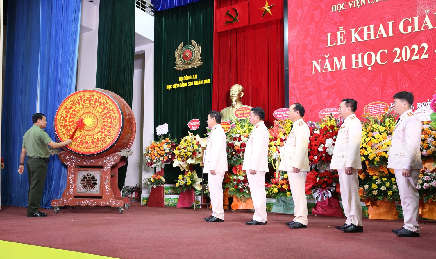 Chủ nhiệm Ủy ban Quốc phòng và An ninh, Thiếu tướng Lê Tấn Tới đánh trống khai giảng năm học 2022 - 2023 của Trường Học viện Cảnh sát nhân dân