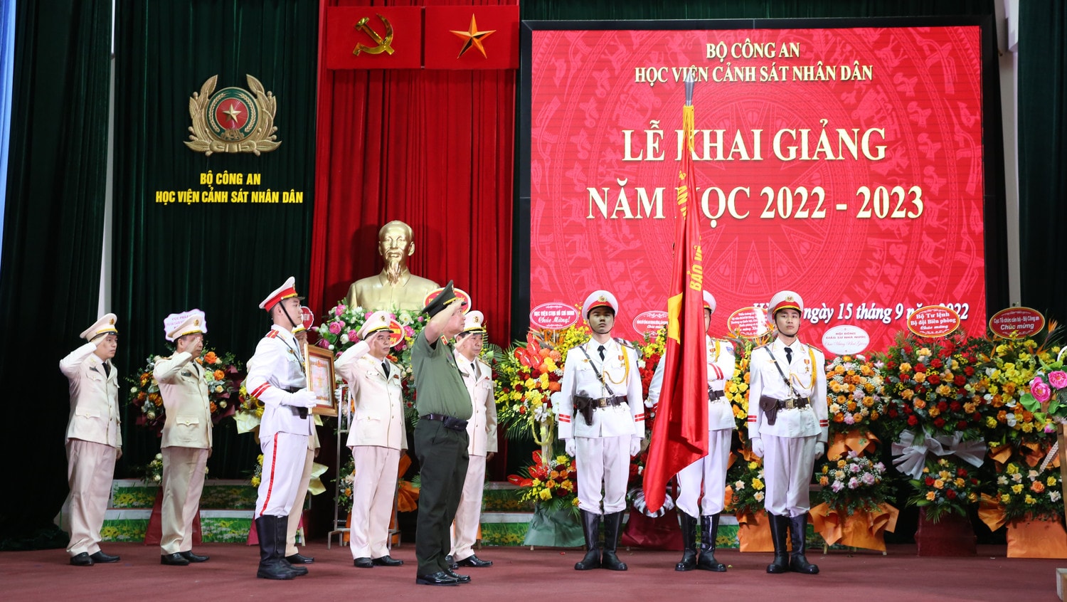 Chủ nhiệm Ủy ban Quốc phòng và An ninh, Thiếu tướng Lê Tấn Tới trao Huân chương Quân công hạng Ba của Chủ tịch Nước cho Học viện Cảnh sát nhân dân
