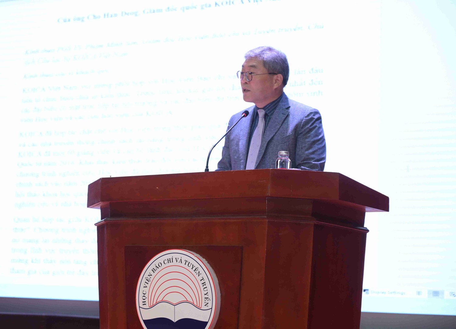 Ông Cho Han-Deog, Giám đốc quốc gia KOICA Việt Nam phát biểu khai mạc buổi chia sẻ tri thức Sử dụng mạng xã hội để xây dựng thương hiệu cá nhân -0