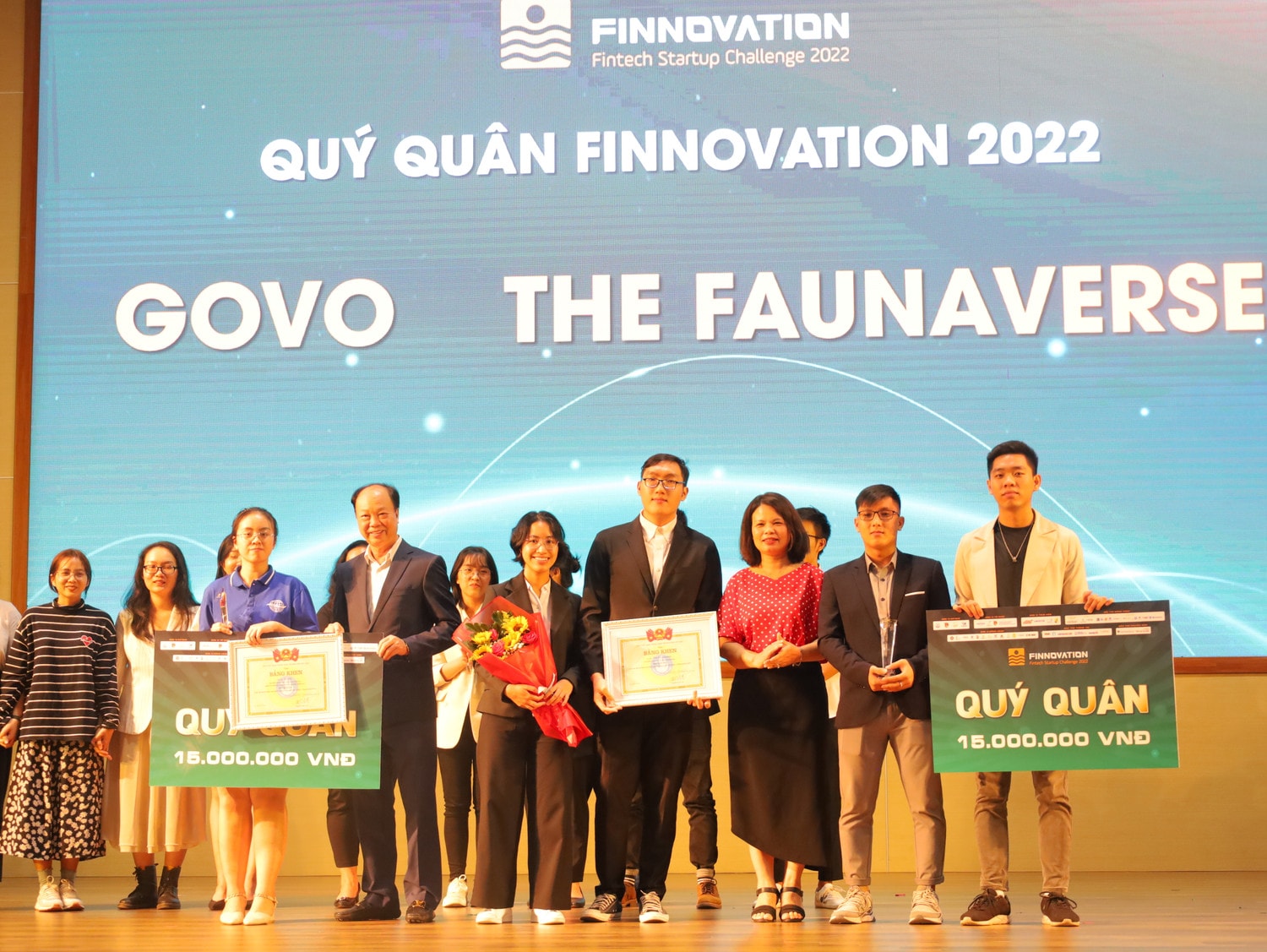 Đại diện Ban tổ chức trao giải thưởng cho ngôi vị Qúy quân của Finnovation 2022