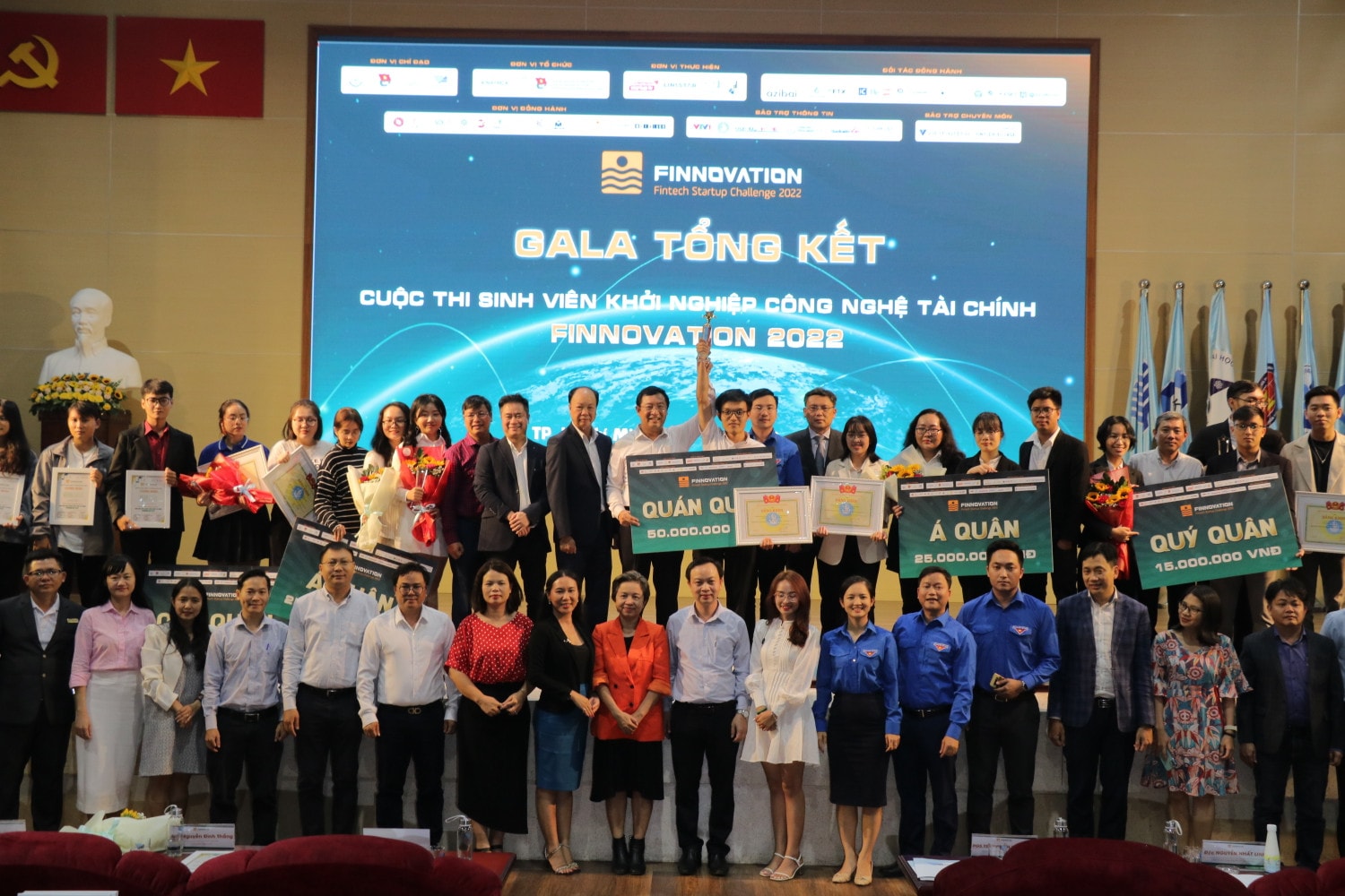 Đại diện Ban tổ chức và các đội đạt giải chụp ảnh lưu niệm Finnovation 2022 