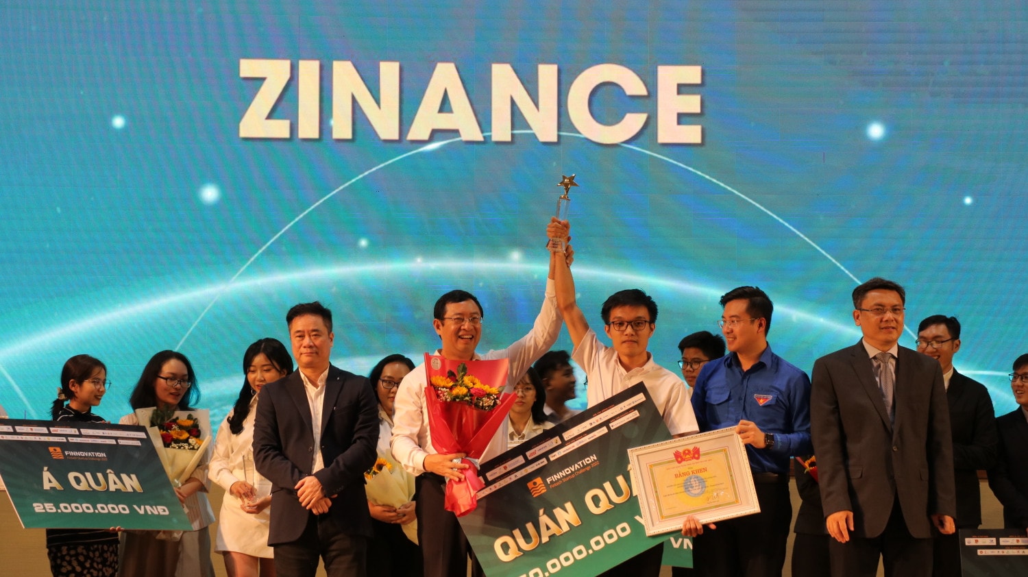 Đại diện Ban tổ chức trao giải thưởng cho ngôi vị Quán quân của Finnovation 2022
