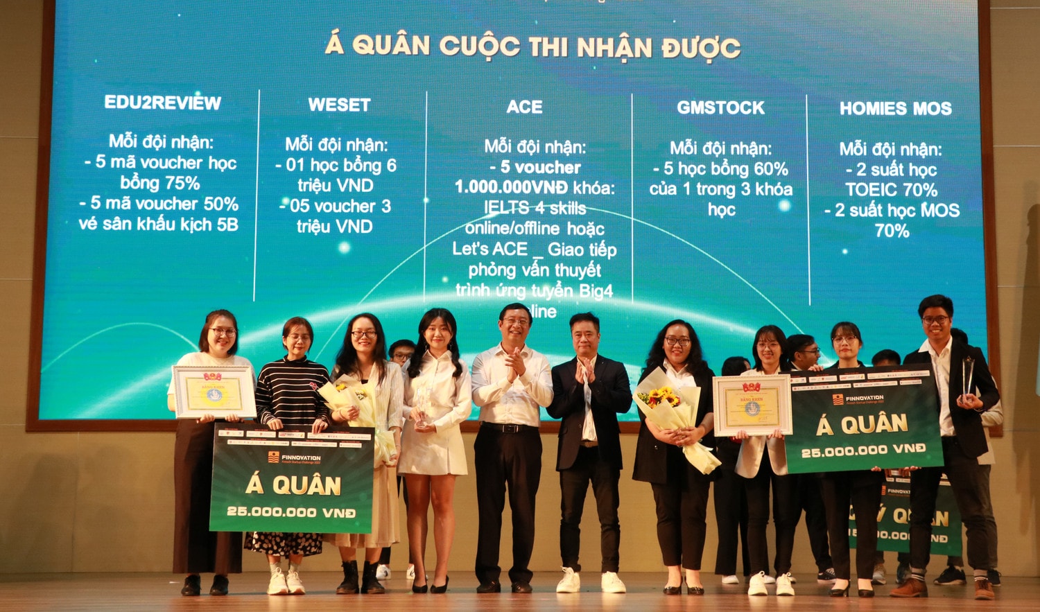 Đại diện Ban tổ chức trao giải thưởng cho ngôi vị Á quân của Finnovation 2022
