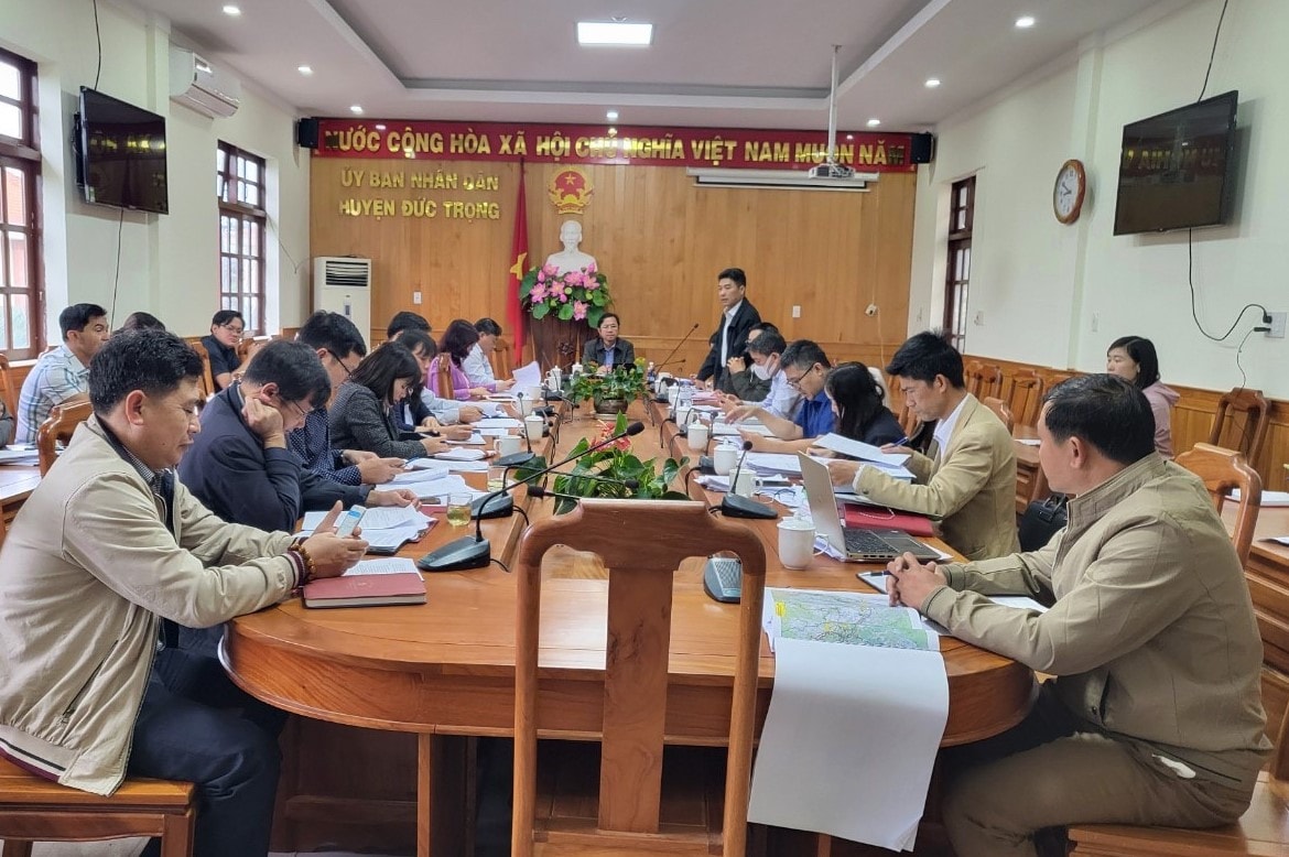 Thường trực HĐND tỉnh Lâm Đồng giám sát việc thực hiện chính sách, pháp luật đền bù, giải phóng mặt bằng làm việc tại UBND huyện Đức Trọng - ẢNH VÂN NGUYỄN