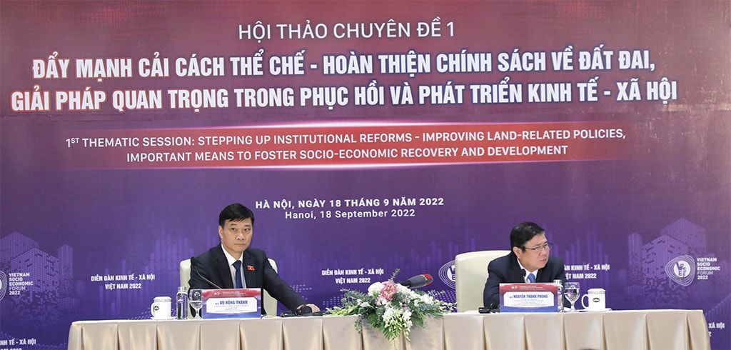 Một số hình ảnh Hội thảo chuyên đề 1 với nội dung: “Đẩy mạnh cải cách thể chế - Hoàn thiện chính sách về đất đai, giải pháp quan trọng trong phục hồi và phát triển kinh tế - xã hội”.