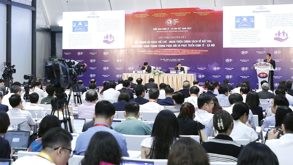 Một số hình ảnh Hội thảo chuyên đề 1 với nội dung: “Đẩy mạnh cải cách thể chế - Hoàn thiện chính sách về đất đai, giải pháp quan trọng trong phục hồi và phát triển kinh tế - xã hội”.