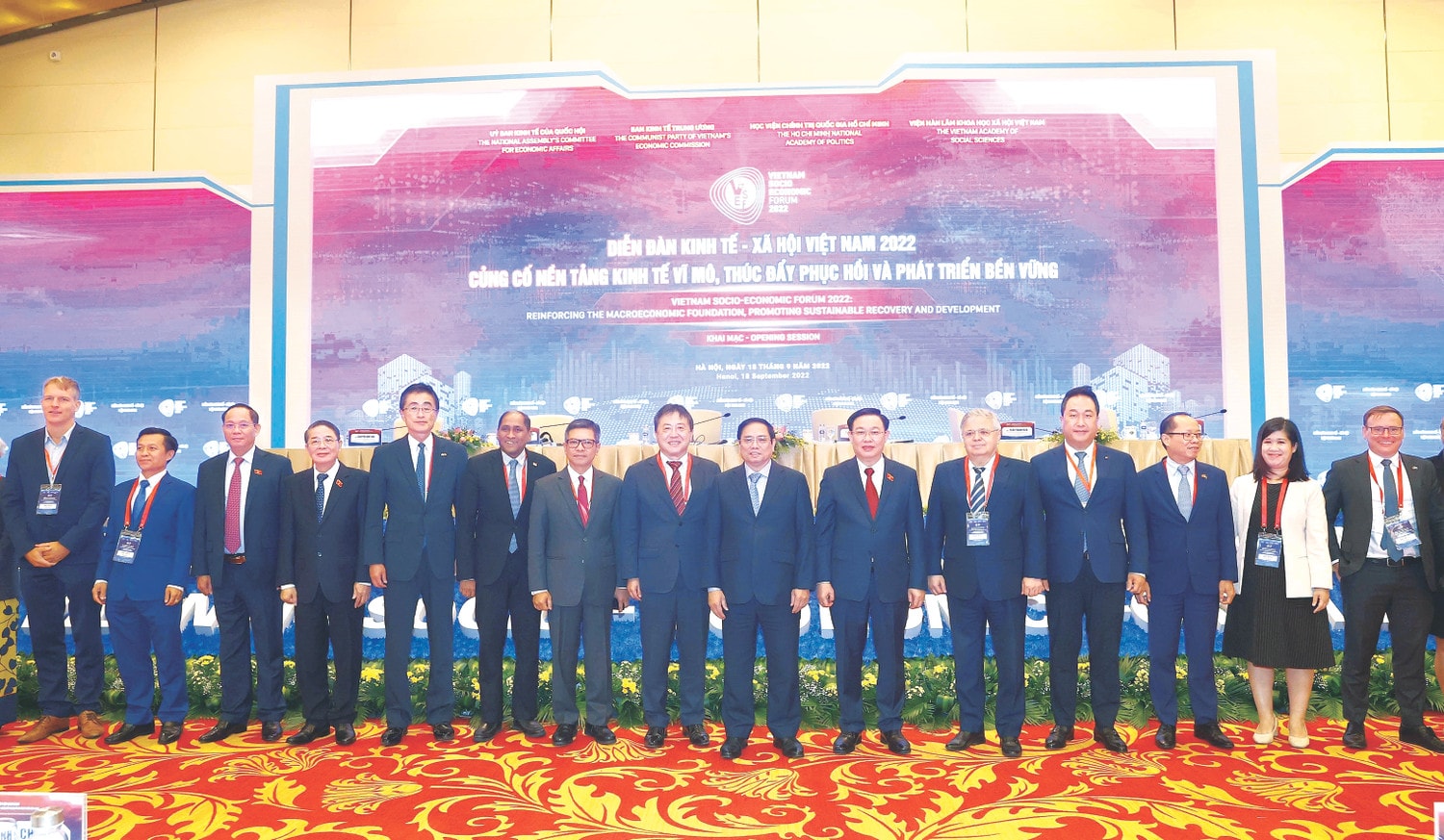 Thủ tướng Phạm Minh Chính, Chủ tịch Quốc hội Vương Đình Huệ với các đại biểu quốc tế dự Diễn đàn Ảnh: Doãn Tấn