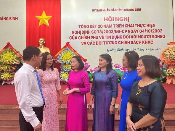 Phó Trưởng Đoàn ĐBQH tỉnh Nguyễn Minh Tâm trao đổi bên lề hành lang Hội nghị tổng kết 20 năm triển khai thực hiện Nghị định số 78/2002/NĐ-CP Kịp thời “hà hơi tiếp sức” cho nền kinh tế vĩ mô phát triển bền vững -0