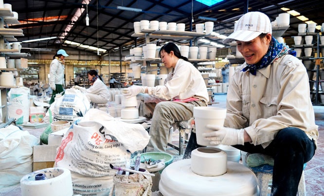 Nhờ sử dụng công nghệ tiết kiệm năng lượng thông qua chương trình khuyến công, các sản phẩm gốm Bát Tràng (Hà Nội) đã giảm được chi phí sản xuất, bảo đảm chỉ tiêu về môi trường. Ảnh: Báo Hà Nội mới
