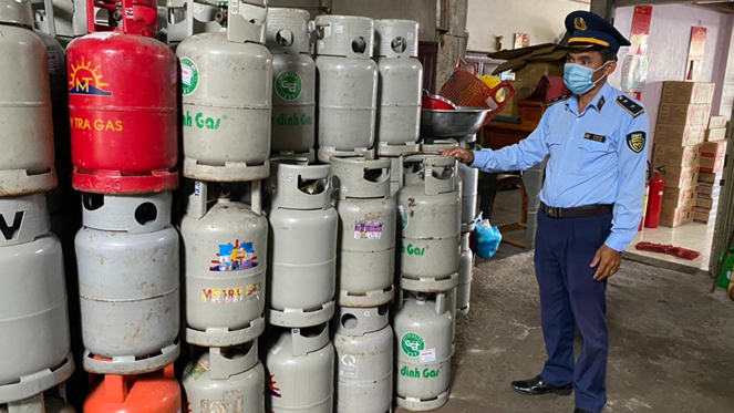 Lực lượng QLTT Tiền Giang đang kiểm tra tại 1 cơ cở kinh doanh LPG