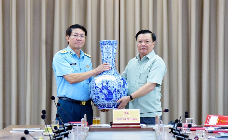 Thường trực Thành ủy Hà Nội làm việc với Bộ Tư lệnh Quân chủng Phòng không - Không quân -0
