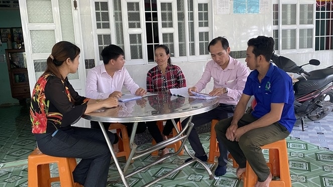 Không chỉ chuyển vốn kịp thời, cán bộ NHCSXH Chi nhánh tỉnh Sóc Trăng còn đôn đốc, xử lý kịp thời vướng mắc, giúp bà con yên tâm sản xuất 
