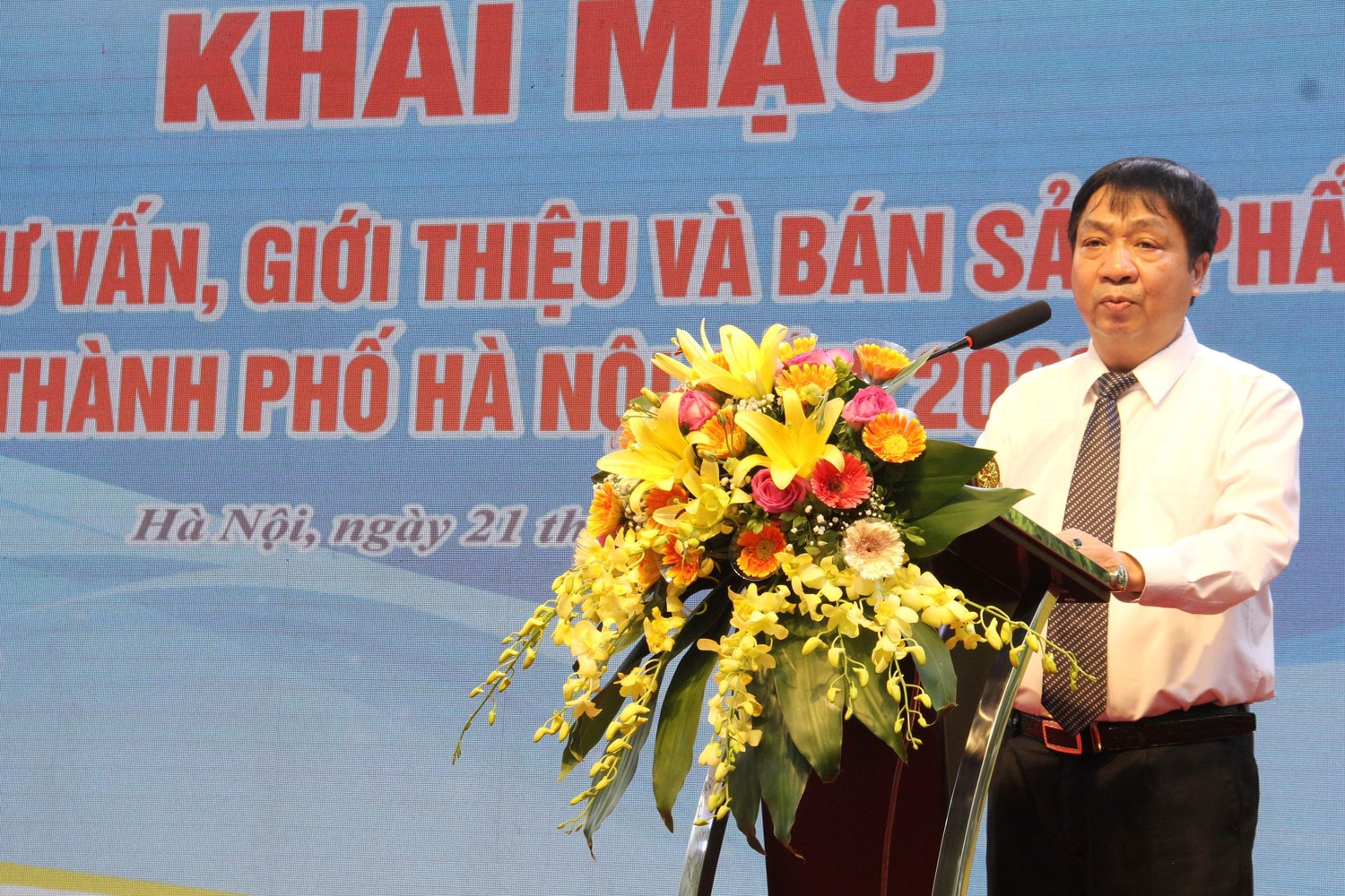 Chi cục trưởng Chi cục Phát triển nông thôn, Phó chánh Văn phòng Thường trực Văn phòng điều phối NTM thành phố Hà Nội Nguyễn Văn Chí phát biểu khai mạc Nhiều sản phẩm OCOP, đặc sản vùng miền tham gia tuần hàng tư vấn tại Hà Nội -0