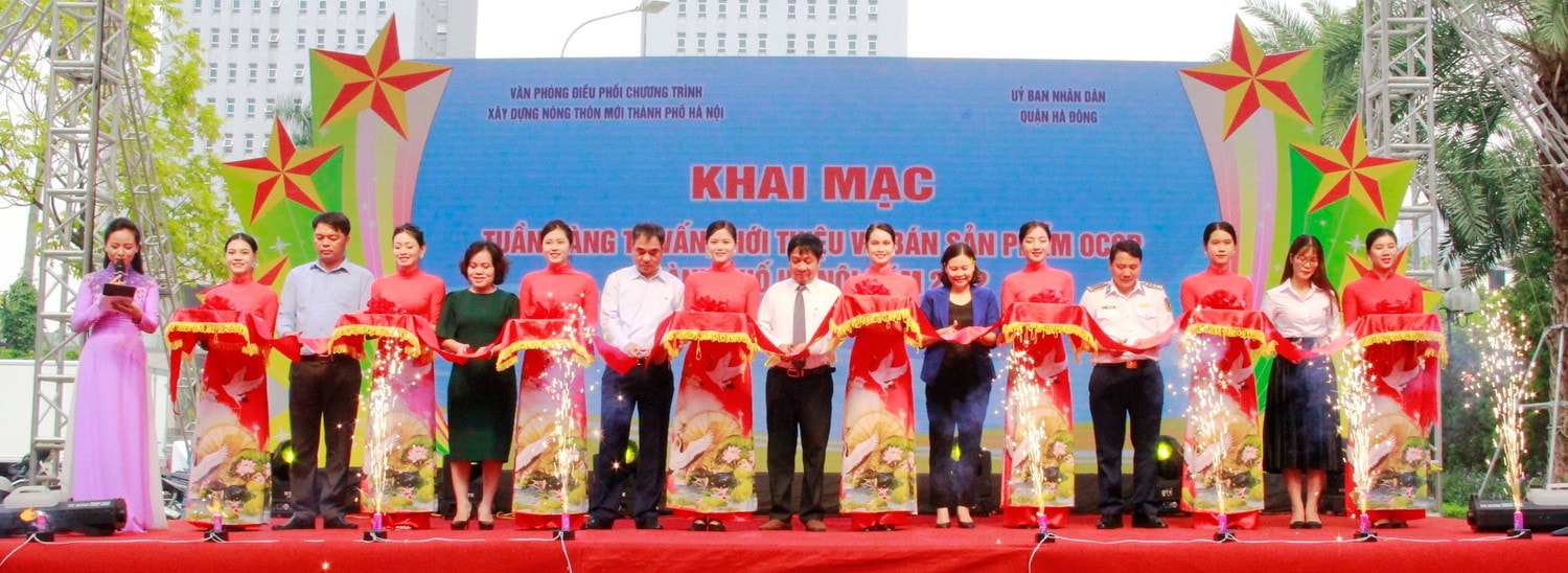 Các đại biểu cắt băng khai mạc tuần hàng tư vấn, giới thiệu và bán sản phẩm OCOP Nhiều sản phẩm OCOP, đặc sản vùng miền tham gia tuần hàng tư vấn tại Hà Nội -0
