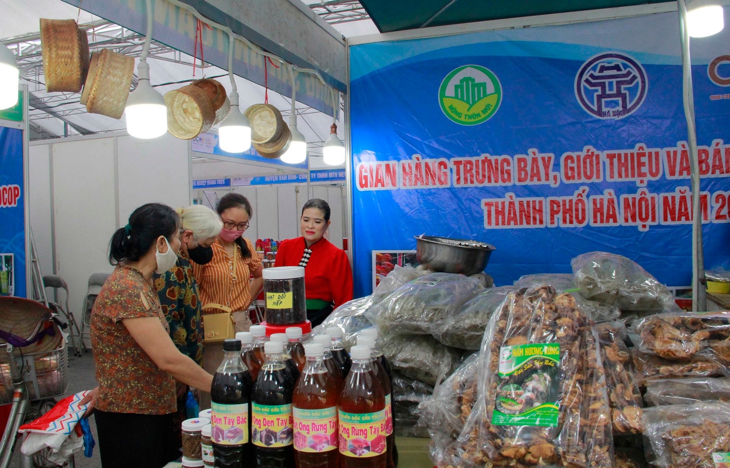 Khách tham quan và mua hàng tại các gian hàng bán sản phẩm OCOP tuần hàng Nhiều sản phẩm OCOP, đặc sản vùng miền tham gia tuần hàng tư vấn tại Hà Nội -0