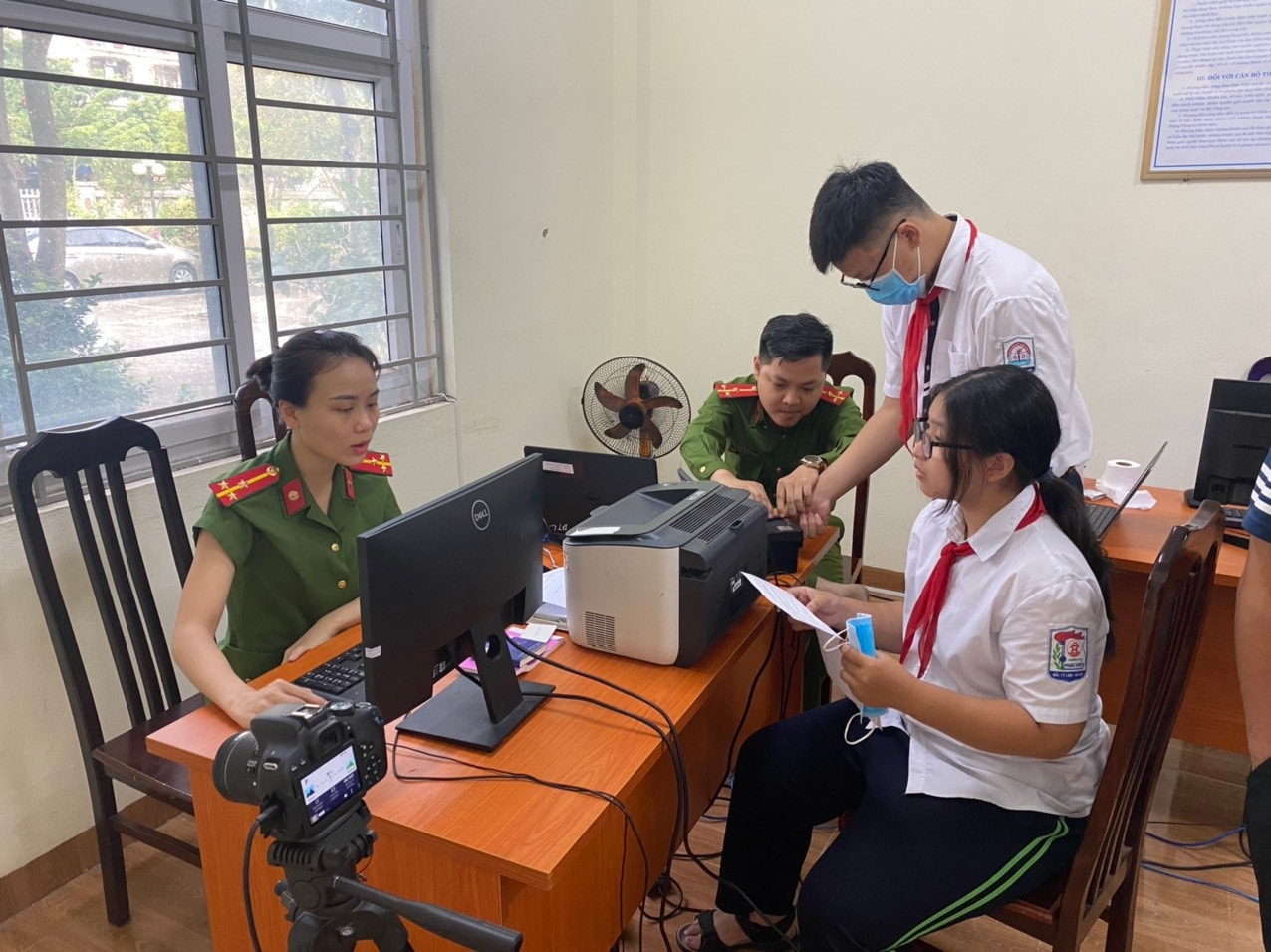 Bố trí xe đưa đón hàng trăm học sinh đến điểm cấp Căn cước công dân -0