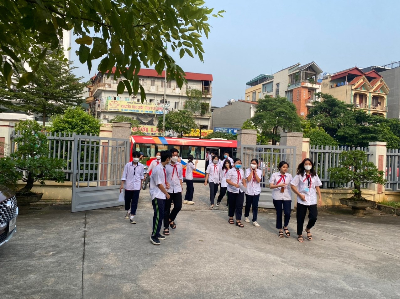 Bố trí xe đưa đón hàng trăm học sinh đến điểm cấp Căn cước công dân -0
