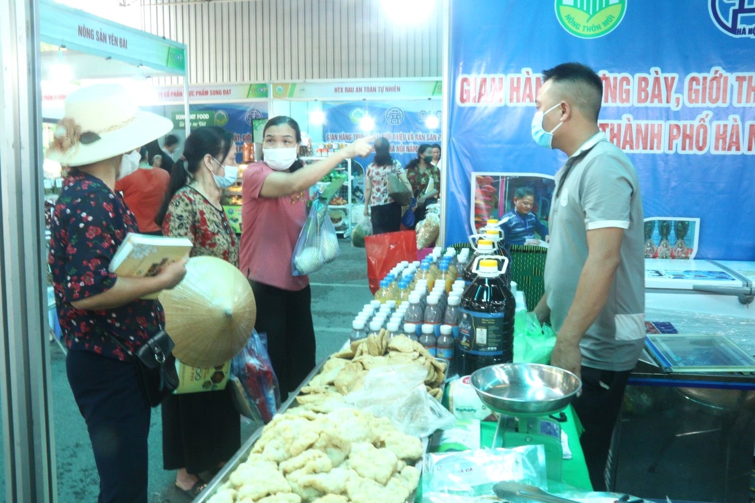 Các gian hàng sản phẩm OCOP Thủ đô ngày càng nhận được sự quan tâm, tin tưởng của người tiêu dùng - ảnh Khánh Duy