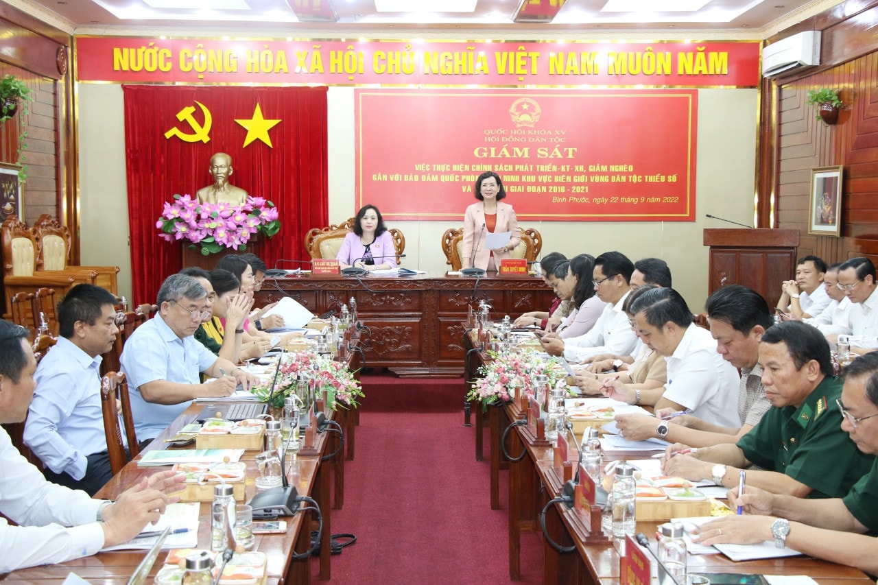 Phó Chủ tịch UBND tỉnh Bình Phước Trần Tuyết Minh giải trình các vấn đề với Đoàn giám sát Đoàn giám sát của Hội đồng Dân tộc làm việc với UBND tỉnh Bình Phước -0
