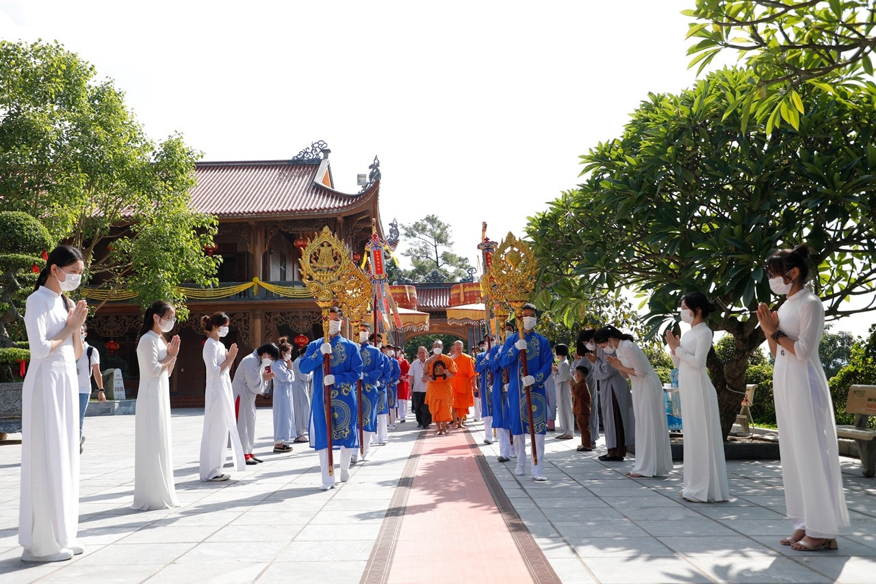 Chư Tăng thực hiện nghi lễ rước Bài vị Đại Tổ Sư Ma ha sa môn Tuệ Bích Phổ Giác từ nhà thờ Tổ về chính điện chùa Ba Vàng Tri ân ân đức người thắp sáng, gây dựng lại dòng thiền Trúc Lâm Yên Tử -0