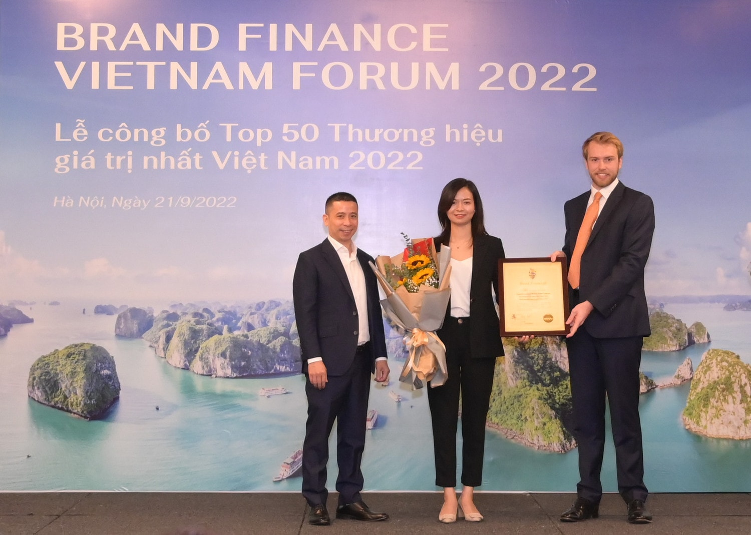 Đại diện Brand Finance trao giấy chứng nhận cho đại diện Viettel tại sự kiện công bố Top 50 thương hiệu giá trị nhất Việt Nam 2022. anh 02.jpg -0