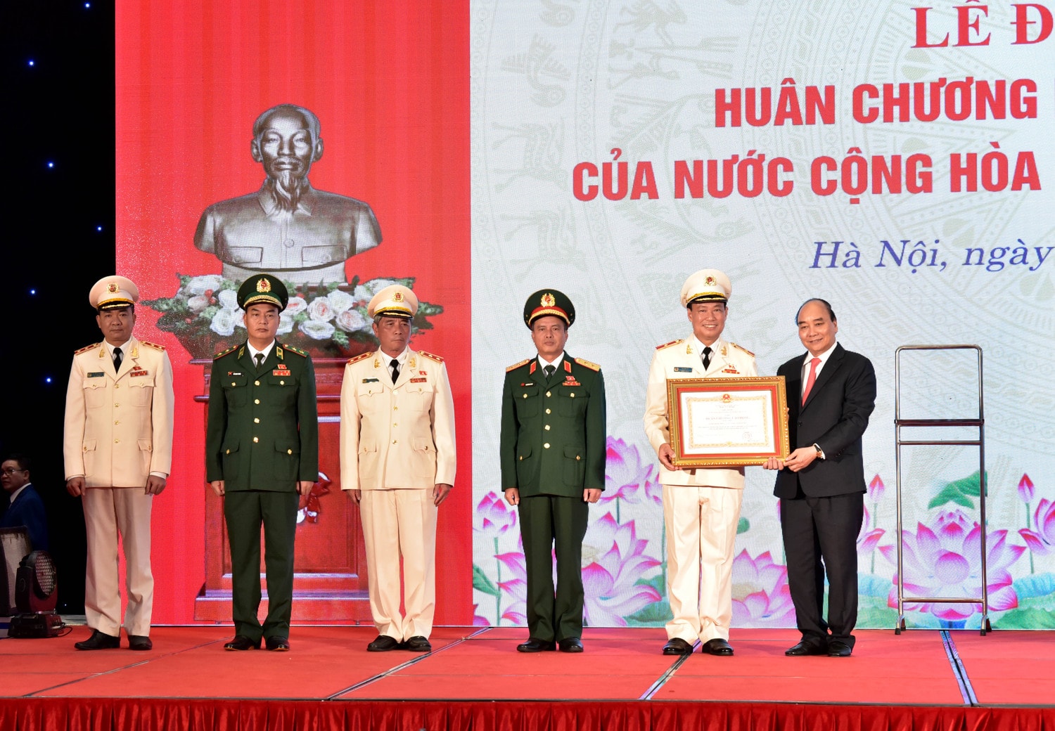 Chủ tịch Nước Nguyễn Xuân Phúc trao tặng Huân chương Lao động hạng Nhất cho Ủy ban Quốc phòng và An ninh của Quốc hội. Ảnh: Lâm Hiển Chủ tịch Nước Nguyễn Xuân Phúc, Chủ tịch Quốc hội Vương Đình Huệ dự kỷ niệm 30 năm thành lập Ủy ban Quốc phòng và An ninh -0