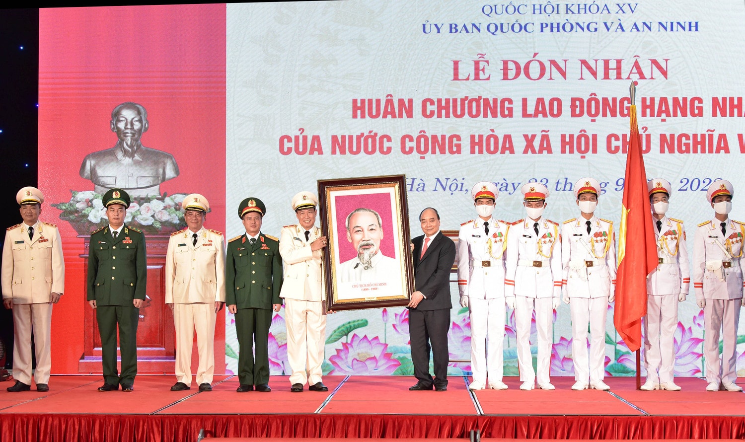 Chủ tịch Nước Nguyễn Xuân Phúc tặng ảnh chân dung Bác Hồ cho Ủy ban Quốc phòng và An ninh. Ảnh: Lâm Hiển Chủ tịch Nước Nguyễn Xuân Phúc, Chủ tịch Quốc hội Vương Đình Huệ dự kỷ niệm 30 năm thành lập Ủy ban Quốc phòng và An ninh -0