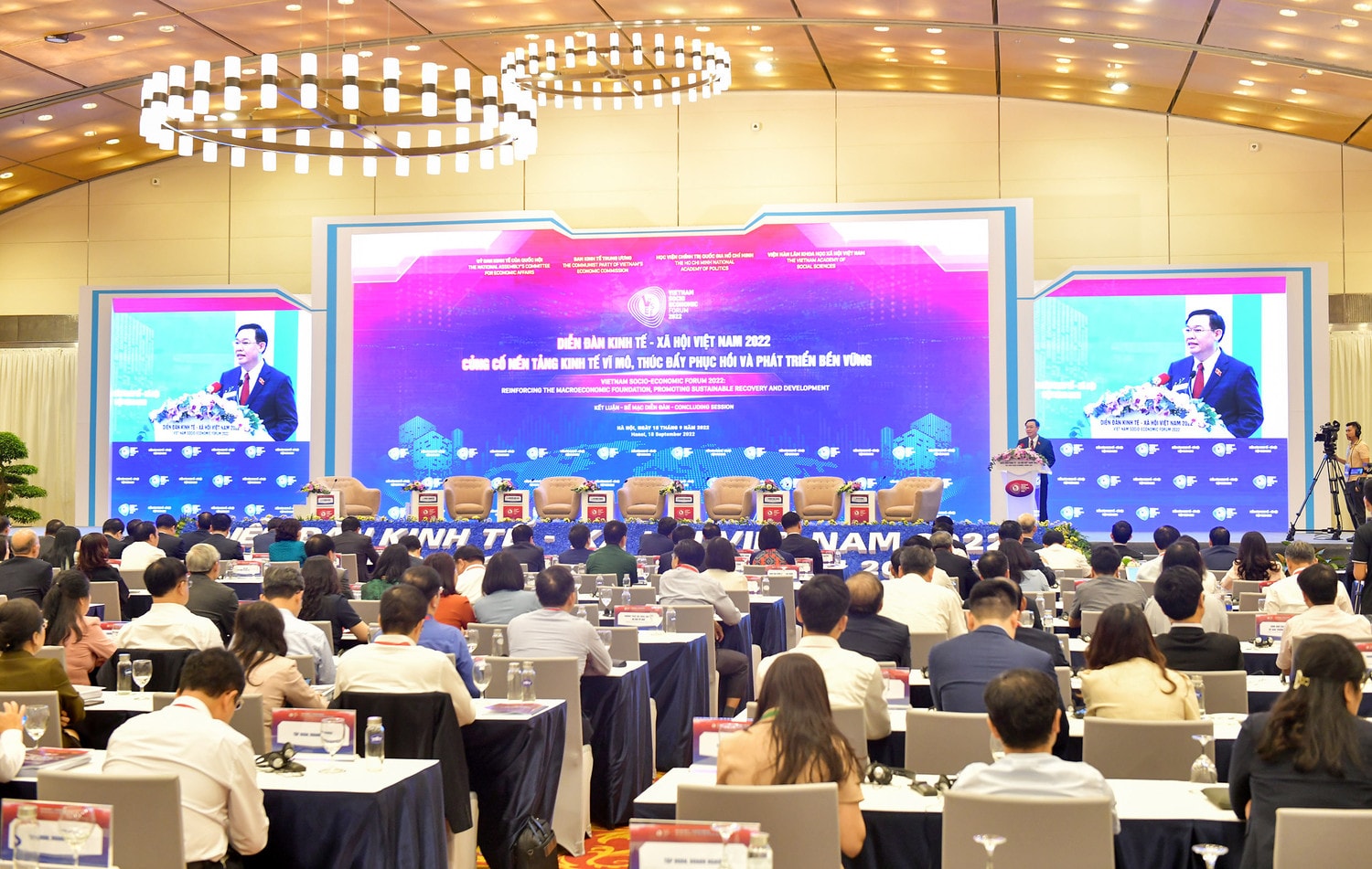 Quyết sách kịp thời, vượt qua thách thức -0