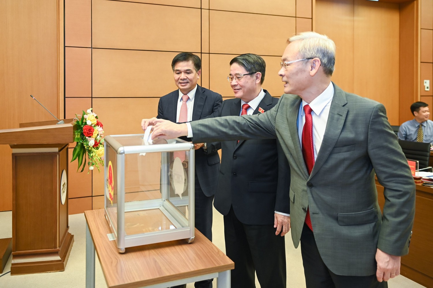 Phó Chủ tịch Quốc hội Nguyễn Đức Hải và các đại biểu bỏ phiếu bầu Chi ủy nhiệm kỳ 2022 - 2025