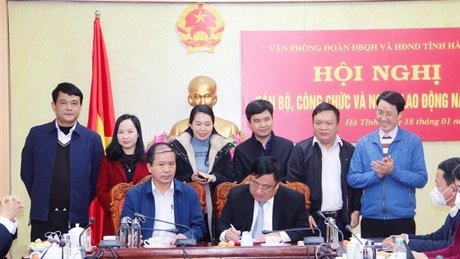 Lễ ký kết về công tác thi đua giữa Thủ trưởng cơ quan và Chủ tịch Công đoàn của Văn phòng Đoàn ĐBQH và HĐND tỉnh