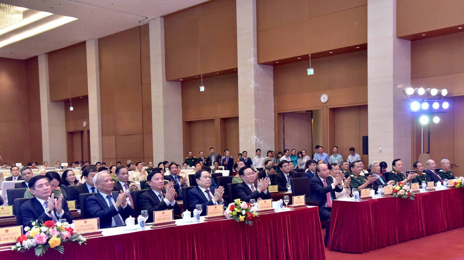 Chủ tịch Nước Nguyễn Xuân Phúc, Chủ tịch Quốc hội Vương Đình Huệ và các đại biểu dự kỷ niệm 30 năm thành lập Ủy ban Quốc phòng và An ninh. Ảnh: Lâm Hiển Chủ tịch Nước Nguyễn Xuân Phúc, Chủ tịch Quốc hội Vương Đình Huệ dự kỷ niệm 30 năm thành lập Ủy ban Quốc phòng và An ninh -0