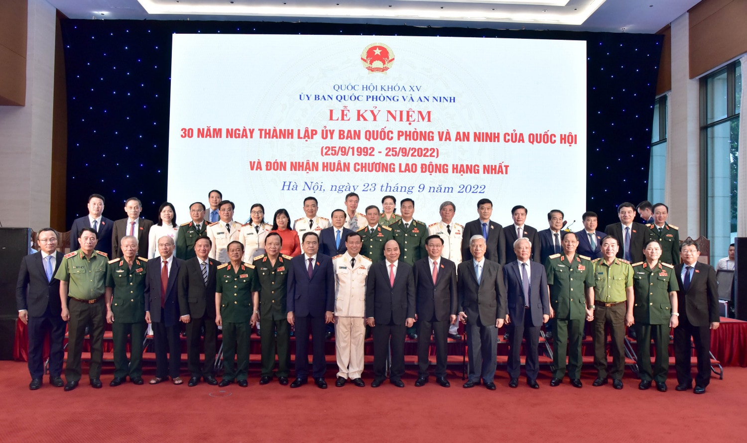 Chủ tịch Nước Nguyễn Xuân Phúc, Chủ tịch Quốc hội Vương Đình Huệ chụp ảnh lưu niệm với các đại biểu. Ảnh: Lâm Hiển Chủ tịch Nước Nguyễn Xuân Phúc, Chủ tịch Quốc hội Vương Đình Huệ dự kỷ niệm 30 năm thành lập Ủy ban Quốc phòng và An ninh -0