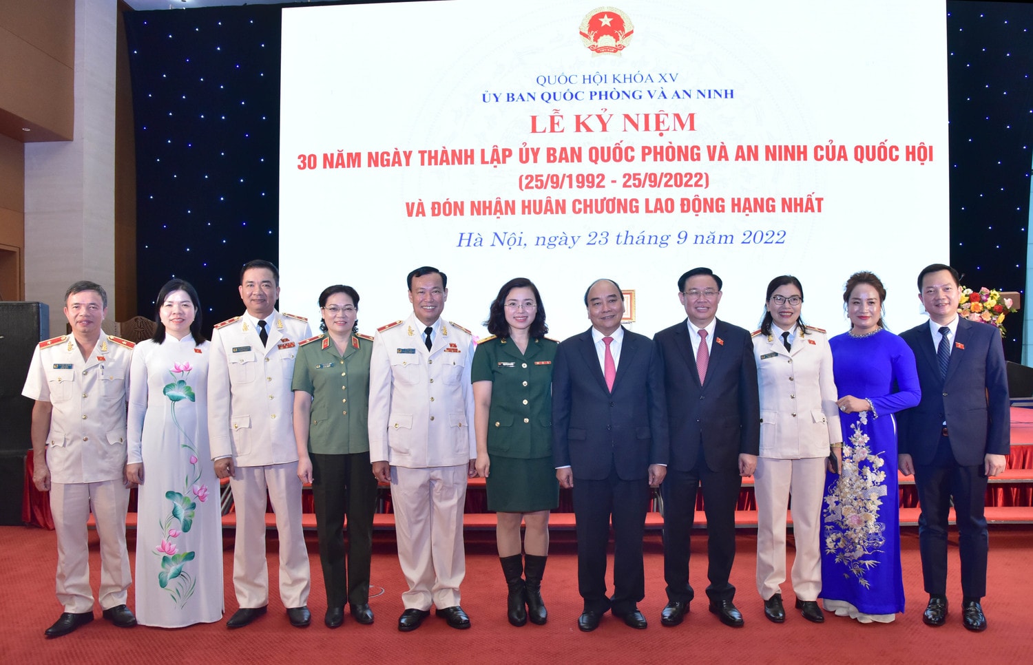 Chủ tịch Nước Nguyễn Xuân Phúc, Chủ tịch Quốc hội Vương Đình Huệ chụp ảnh lưu niệm với các đại biểu. Ảnh: Lâm Hiển Chủ tịch Nước Nguyễn Xuân Phúc, Chủ tịch Quốc hội Vương Đình Huệ dự kỷ niệm 30 năm thành lập Ủy ban Quốc phòng và An ninh -0