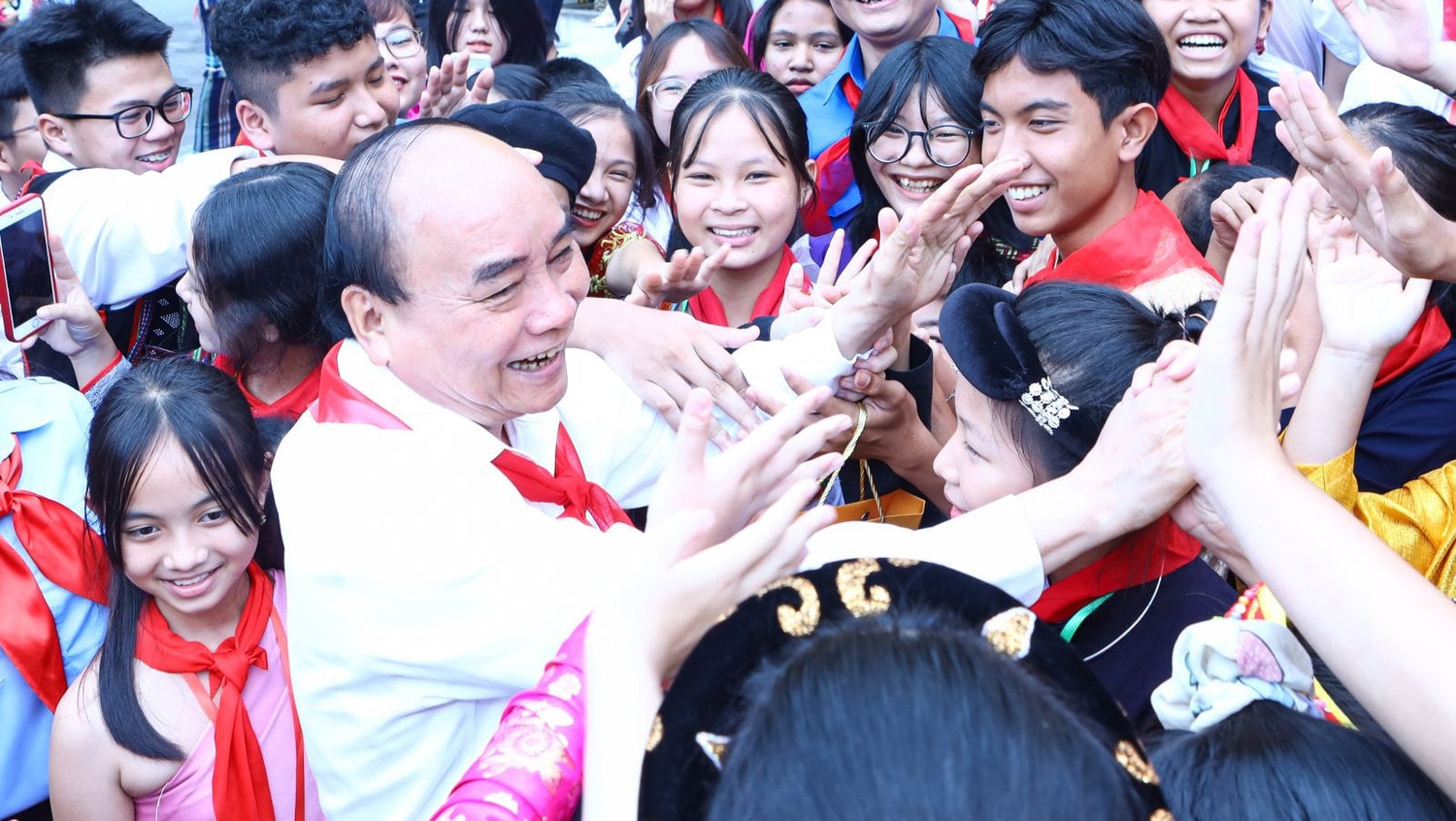 Chủ tịch Nước Nguyễn Xuân Phúc gặp mặt thiếu nhi tiêu biểu các dân tộc toàn quốc -0