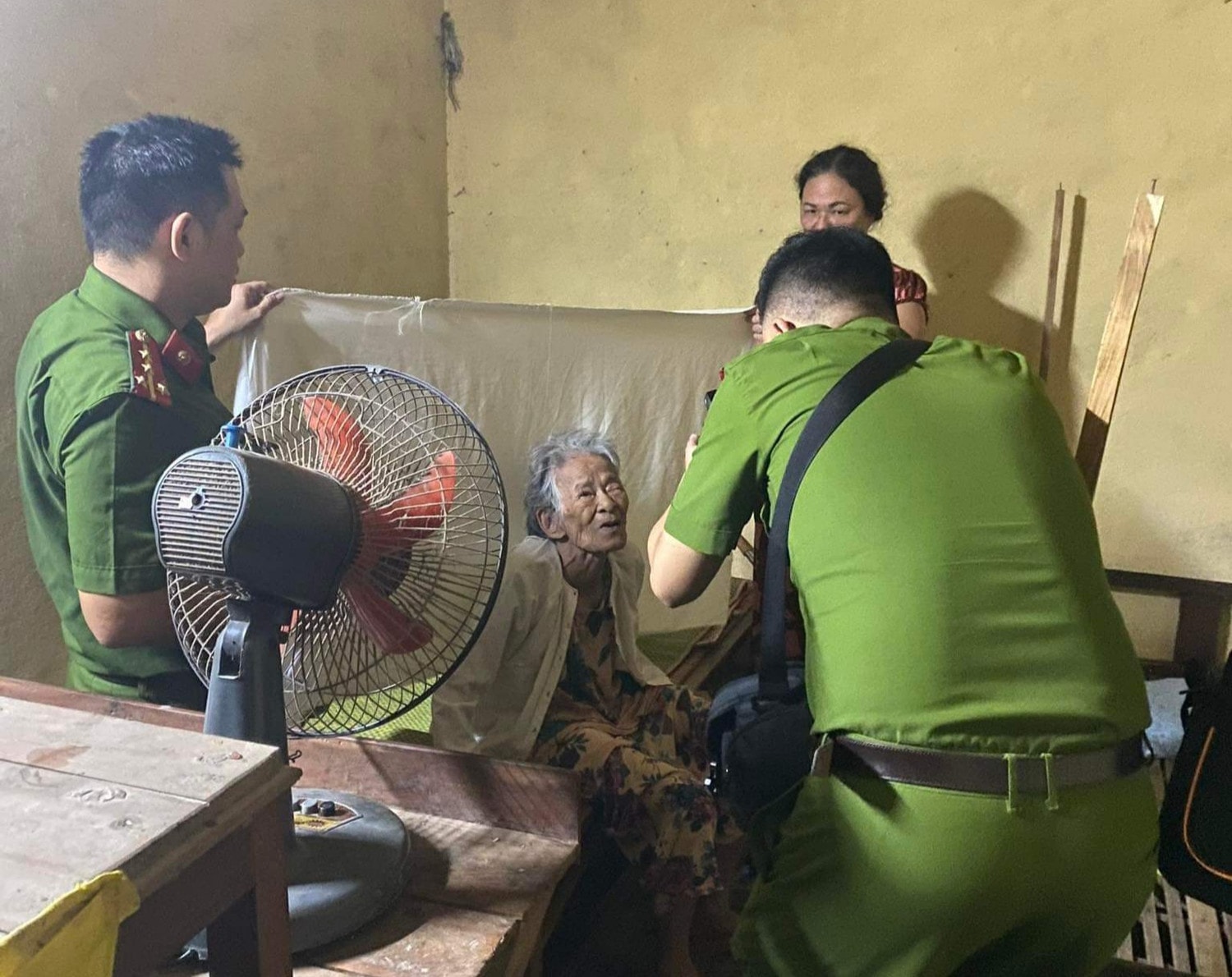 Cảm kích hình ảnh Công an phường hỗ trợ nhu yếu phẩm cho các cụ già neo đơn khi mùa mưa lụt sắp về -0