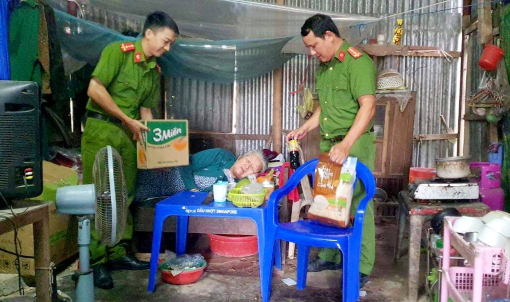 Cảm kích hình ảnh Công an phường hỗ trợ nhu yếu phẩm cho các cụ già neo đơn khi mùa mưa lụt sắp về -0
