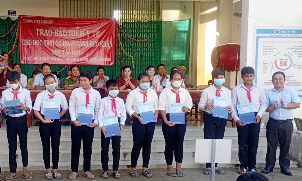 Trao tặng thẻ BHYT cho học sinh có hoàn cảnh khó khăn -0