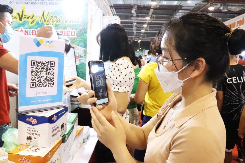 Người dân có thể trực tiếp truy xuất nguồn gốc các sản phẩm OCOP Quảng Ninh - ảnh Q.M.G