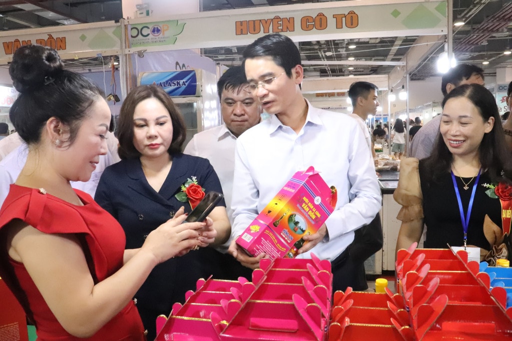 Các đại biểu tham dự Hội chợ OCOP khu vực phía Bắc - Quảng Ninh 2022