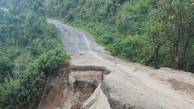 Nhiều tuyến đường do địa hình miền núi, hiểm trở, độ đốc lớn, mưa lũ diễn biến phức tạp thường xuyên gây sụt sạt, hư hỏng