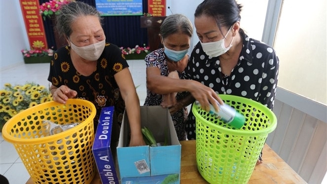 Hội Liên hiệp Phụ nữ cụm 2 Quận 8 tổ chức trò chơi phân loại chất thải rắn sinh hoạt bằng rác thật. Nguồn: ITN