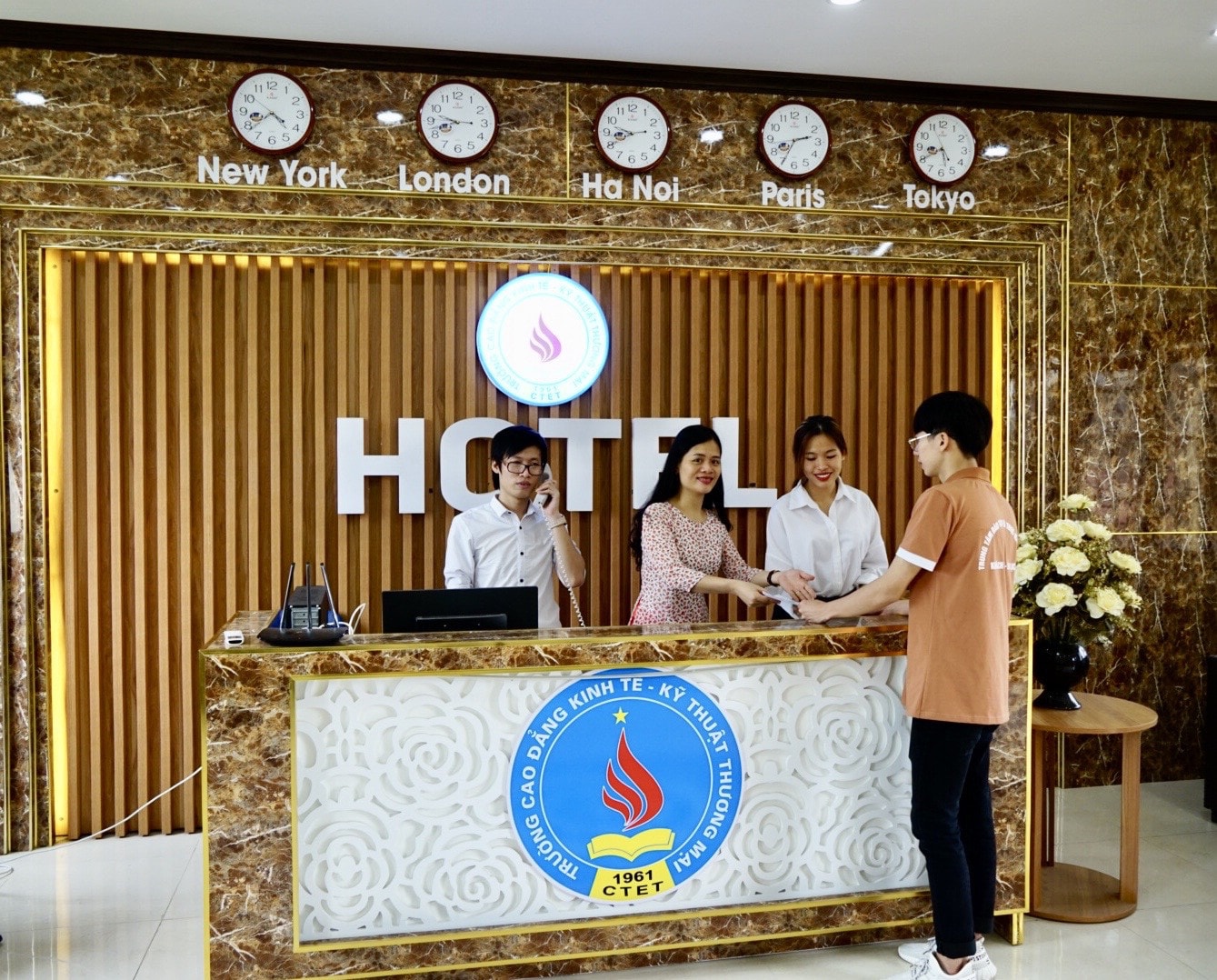 Trường cao đẳng loay hoay “giật gấu vá vai” -0