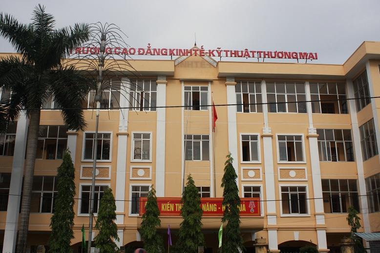Trường cao đẳng loay hoay “giật gấu vá vai” -0